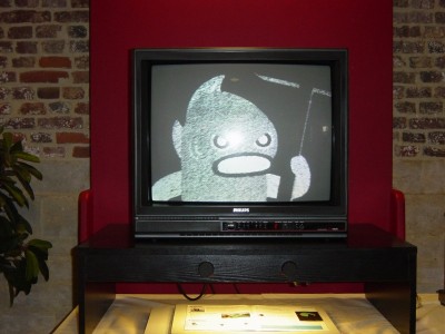 Tafelmodel beeldschermloep van Koba Vision (Belgisch! - 1994). Het apparaat was bedoeld om in de living te zetten, vandaar de mooi afgewerkte uitvoering