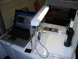 Foto 3: foto nemen van het etiket van een wijnfles  in het speciale
			fotoframe