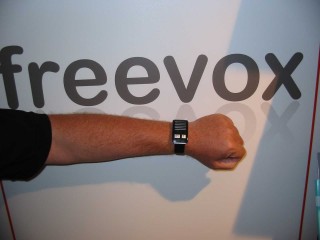 Foto 1: Freevox	horloge aan de pols