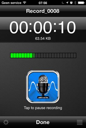 ClearRecord Premiumschermafbeelding van de app in werking tijdens een opname; groen volumebalkje met daaronder een retromicrofoon
