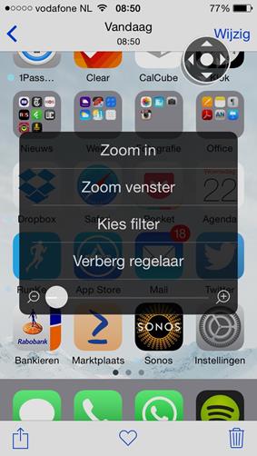 Een iPhone 5 screenshot waarop het menu van de Zoomregelaar getoond wordt. Ook de on screen joystick om, met vergroting aan, over het scherm te navigeren, is zichtbaar in de rechterbovenhoek.