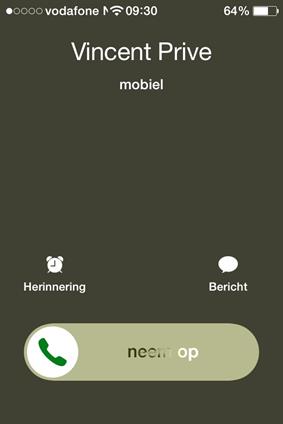 Screenshot van een iPhone 4s waarop te zien is dat de contactpersoon met de naam Vincent, priv belt. De VoiceOverfocus ligt echter op de 'Neem Op'-knop waardoor de naam van de beller niet wordt uitgesproken.