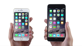 In de linkerhand de witte iPhone 6, rechts een zwarte iPhone 6 Plus. Officiele persfoto van Apple.