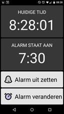 De huidige tijd is op n derde van het scherm te zien. Hieronder, even groot, is de alarm tijd te zien. Het alarm staat aan
