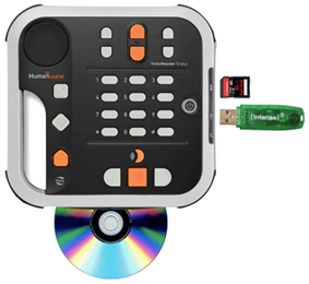 VictorReader Stratus 12M met een cd, usb-stick en sd-geheugenkaartje