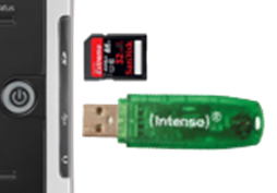 De geheugenkaartsleuf en usb-poort van de Stratus M-modellen