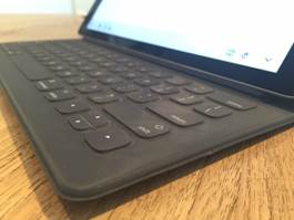 Door het gewicht van de 12,9 inch iPad Pro, komt het toetsenbord aan de voorzijde een halve centimeter van tafel.