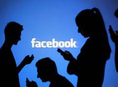 silhouet van 3 mensen die een smartphone gebruiken en het woord facebook