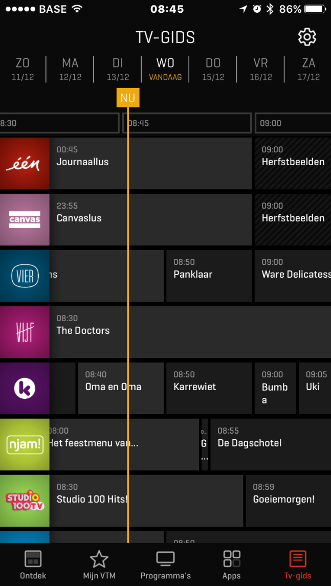 De tv-gids van de VTM-app toont een horizontale balk om het tijdstip te kiezen,met daaronder een verticaal programma-overzicht per zender