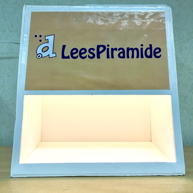 leespriamide waarin de led-verlichting brandt