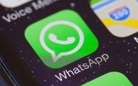 logo WhatsApp op het scherm van een smartphone