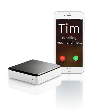 Plat doosje met zwarte bovenzijde met daarnaast een iPhone waarop de app te zien is wanneer er iemand belt.