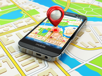 De smartphone ligt op een plattegrond terwijl op het scherm ervan eveneens een plattegrond te zien is.