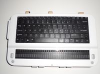 foto van de Seika 7 met bovenaan 40 braillecellen en een gewoon toetsenbord