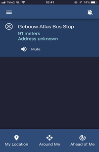 Schermafbeelding van de Soundscape-app, met menuknoppen en een bestemming in de buurt.