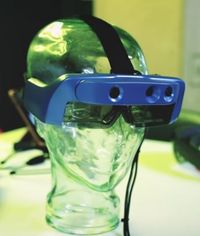 foto van de blauwe Oxsight videobril op een glazen kunsthoofd