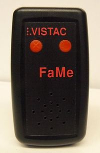 Zwarte FaMe kleurendetector met twee grote rode knoppen op de voorzijde.