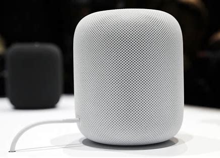 HomePod, wit. Op de achtergrond een zwarte HomePod.