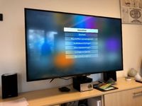 Tafelopstelling van Apple TV met televisiescherm met het toegankelijkheidsmenu in beeld.