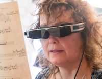 vrouw met vr-bril met zwarte glazen