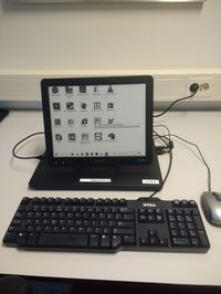 zwart-wit e-ink scherm waarop pictogrammen te zien zijn, aangesloten op een laptop