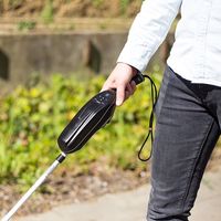 witte stok met aan de bovenzijde een zwarte langwerpige behuizing