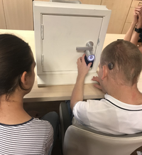 Twee jeugdigen testen het codepaneel van de Nuki Smart Lock.