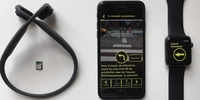 Foto met drie afbeeldingen: smartphone met de app EyeBeacon, polsbandje en hoofdtelefoon