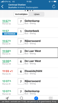 Scherm met vertrektijden van bussen vanaf busstation Arnhem