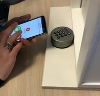 Het testen van de Danalock met de app op een Androidsmartphone.
