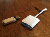 Voorbeeld van een adapter. Met rechts de lightning-aansluiting voor de iPhone of iPad Pro en links de aansluitingen voor USB-A (voor bijvoorbeeld de USB-stick)