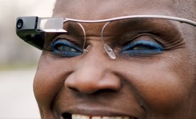  Foto van een close-up van het gezicht van een vrouw die de Envision Glasses draagt.