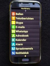 Android telefoon met Synapptic software, lichte letters op donkere achtergrond