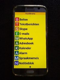 Afbeelding Android telefoon met Synapptic software, donkere letters op lichte achtergrond