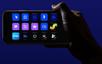 iPhone met Stream Deck Mobile app met 3 rijen van 5 knoppen