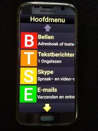Afbeelding Android telefoon met Synapptic software en vergrote letters