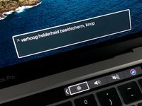 De VO-cursor die VoiceOver toont op de actieve knop op de Touch Bar