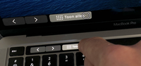 Een stilgehouden vinger op de Touch Bar levert een vergrote Touch Bar op het beeldscherm op