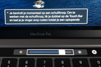 De VO-cursor staat op een schuifknop van de Touch Bar, waarbij VoiceOver met een gesproken hint 
aangeeft hoe je de knop verschuift