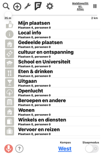 Het hoofdscherm van BlindSquare toont onderaan en bovenaan de belangrijkste functies en daar tussenin de rubriekenlijst met POI's
