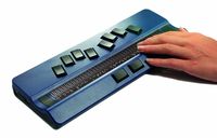 Blauwe brailleleesregel met 40 cellen en brailleklaviertje.