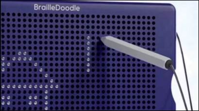 Met een magnetische pen wordt een huis getekend op het Braille Doodle tablet